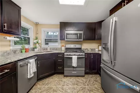 28741 Tracy Rd, Walbridge, OH 43465 photo 9