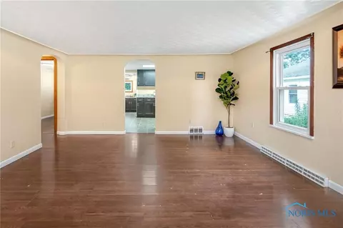 28741 Tracy Rd, Walbridge, OH 43465 photo 8