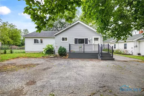 28741 Tracy Rd, Walbridge, OH 43465