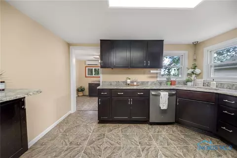 28741 Tracy Rd, Walbridge, OH 43465 photo 16