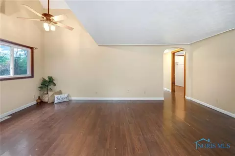 28741 Tracy Rd, Walbridge, OH 43465 photo 6