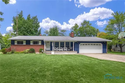 614 Valley Dr, Rossford, OH 43460