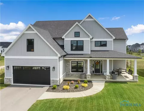 2645 Woods Edge Rd, Perrysburg, OH 43551