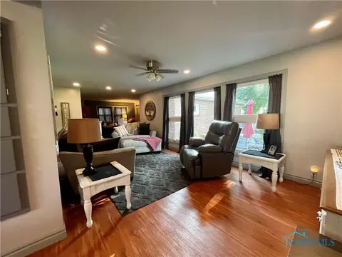 490 N 3rd St, Upper Sandusky, OH 43351 photo 3