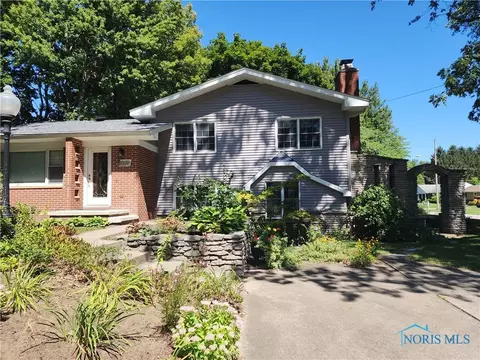 409 E Maple St, Liberty Center, OH 43532