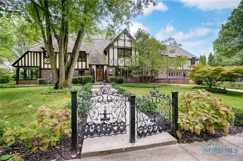 76 Maple St, Perrysburg, OH 43551