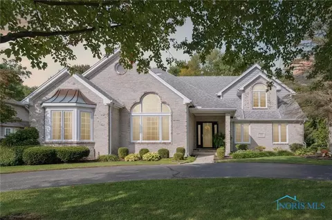 742 Lost Lakes Dr, Holland, OH 43528