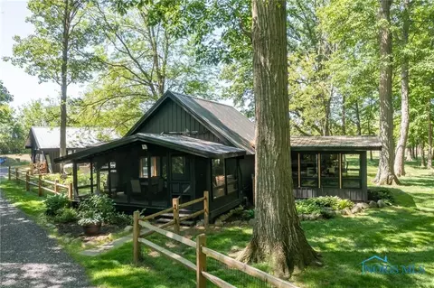 19785 Tuller Rd, Bowling Green, OH 43402