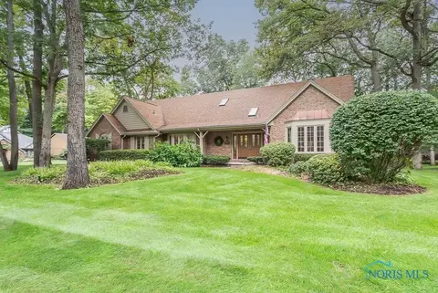 4805 Fairway Ln, Sylvania, OH 43560
