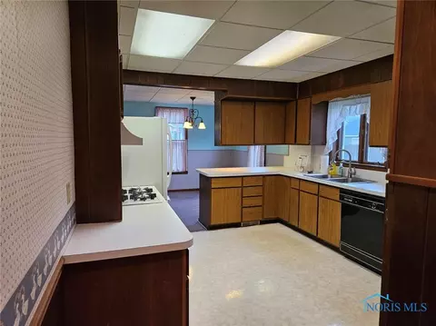 324 E Dudley St, Maumee, OH 43537 photo 9