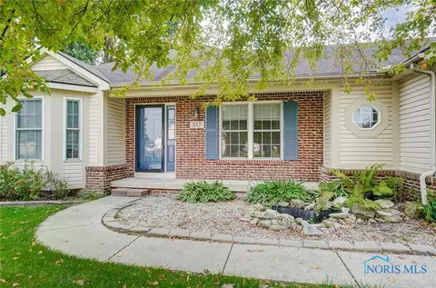 517 Woodland Dr, Rossford, OH 43460