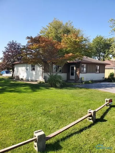 9520 W Hollywood Dr, Oak Harbor, OH 43449