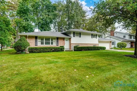 1216 Brownwood Dr, Bowling Green, OH 43402