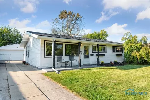 909 Village Trail Dr, Maumee, OH 43537