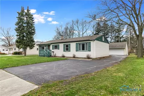 4 Orchard Dr, Waterville, OH 43566