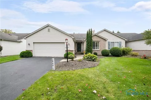 549 Crystal Lake Dr, Holland, OH 43528