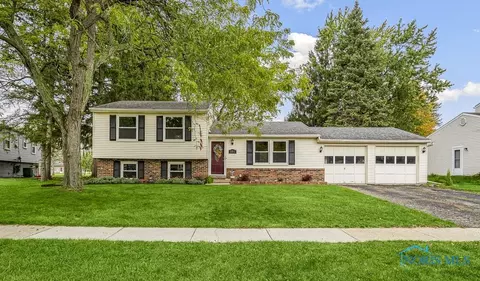176 Birchcrest Dr, Perrysburg, OH 43551