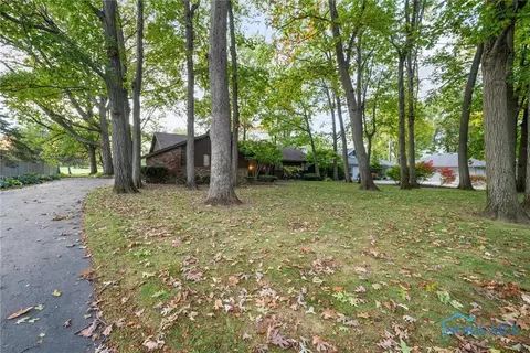29879 St Andrews Rd, Perrysburg, OH 43551