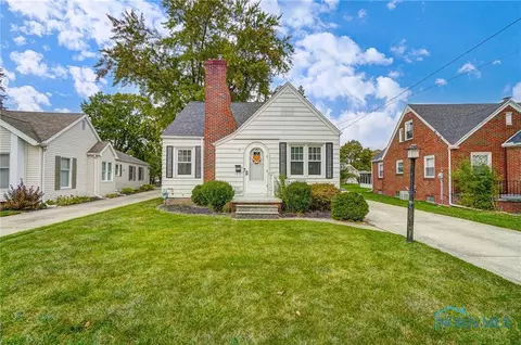 422 Hillside Dr, Rossford, OH 43460