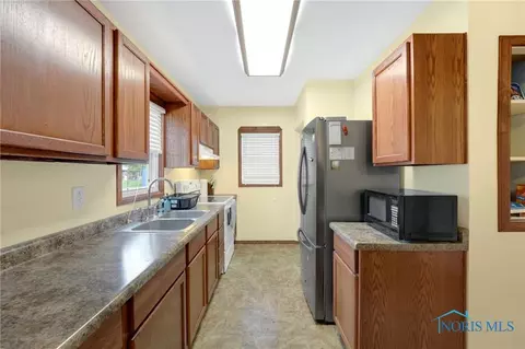 409 E Union St, Walbridge, OH 43465 photo 17