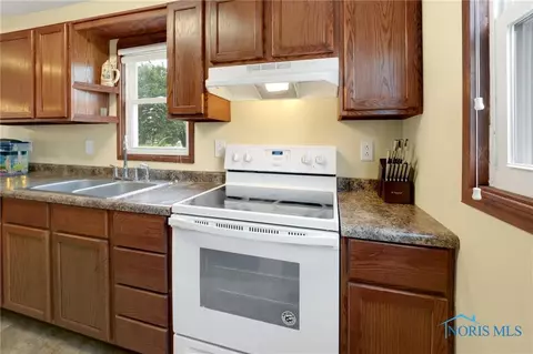 409 E Union St, Walbridge, OH 43465 photo 22