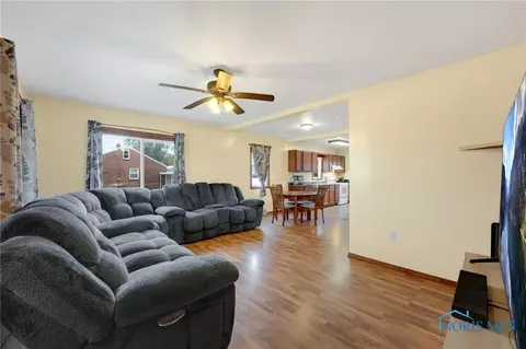 409 E Union St, Walbridge, OH 43465 photo 16