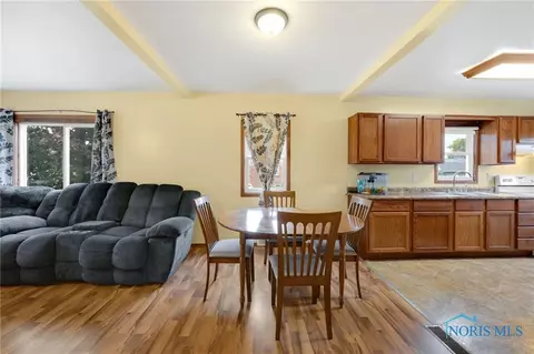 409 E Union St, Walbridge, OH 43465 photo 12