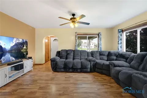 409 E Union St, Walbridge, OH 43465 photo 8