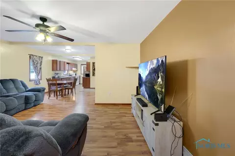 409 E Union St, Walbridge, OH 43465 photo 9