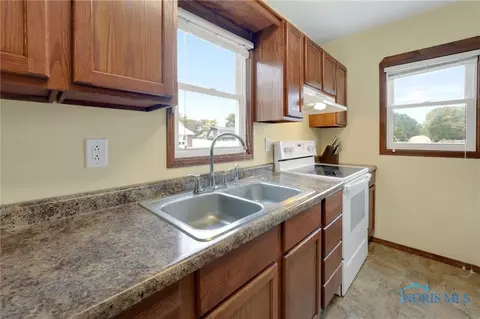 409 E Union St, Walbridge, OH 43465 photo 18
