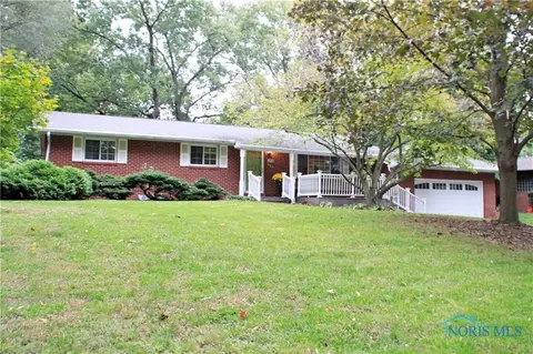 415 Hillcrest Dr, Bowling Green, OH 43402