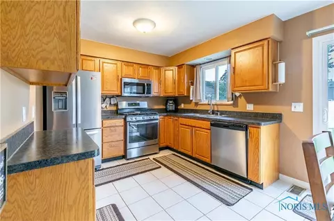 3208 Flame Dr, Oregon, OH 43616 photo 8