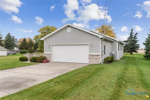 209 S Adrian St, Lyons, OH 43533 photo 4