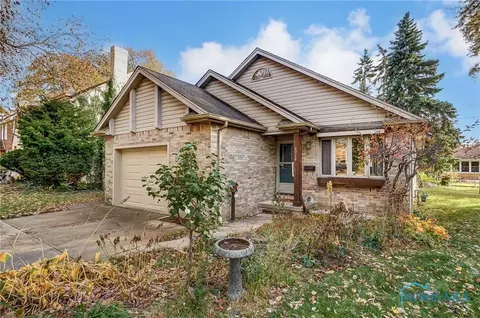 2716 Eastmoreland Dr, Oregon, OH 43616