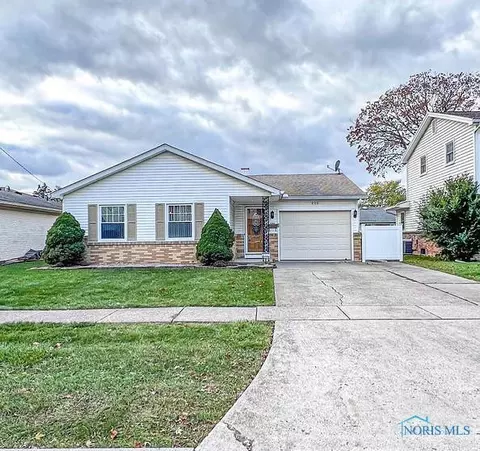 222 Ponderosa Dr, Oregon, OH 43616
