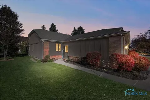 19 Meadowpond Dr #B, Perrysburg, OH 43551