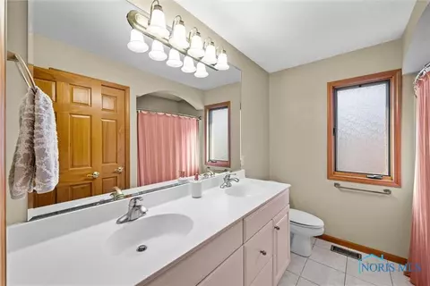 7880 Quail Creek Rd, Maumee, OH 43537