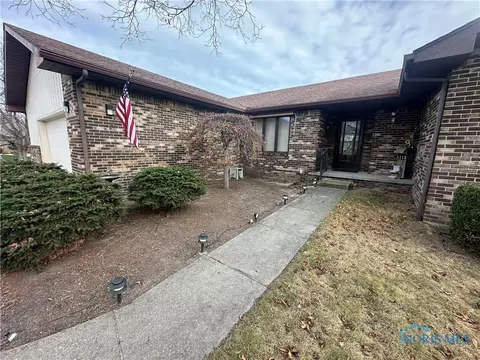 1113 Merry Dell Ln, Oregon, OH 43616