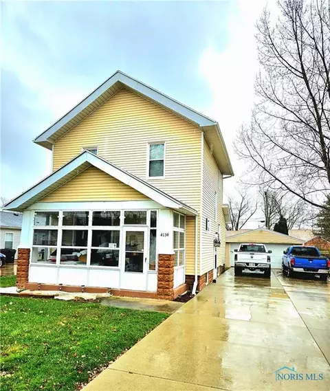 4134 Waltham Rd, Northwood, OH 43619