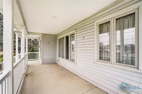 811 S Wintergarden Rd, Bowling Green, OH 43402
