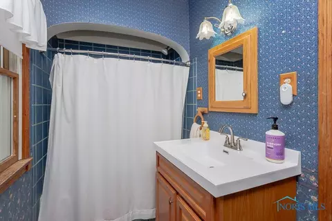 2153 Mansfield Rd, Toledo, OH 43613