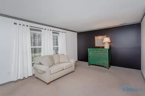 106 Karyl Ct, Waterville, OH 43566