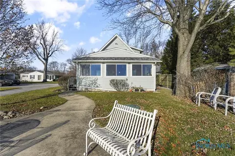 1108 E Hickory Grove Rd, Port Clinton, OH 43452