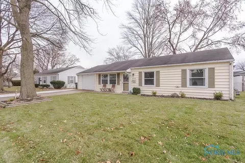 636 Greenfield Dr, Maumee, OH 43537