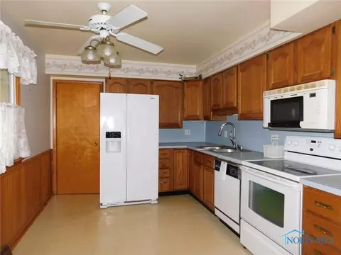 4615 Clover Ln, Toledo, OH 43623