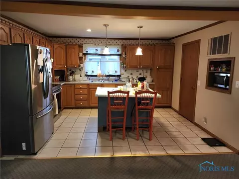 211 E Broadway St, Leipsic, OH 45856 photo 3