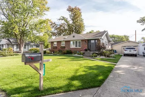 2028 Woodcrest Dr, Oregon, OH 43616