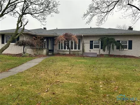 2706 Gladhaven Dr, Oregon, OH 43616