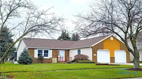 1135 Warbler Ct, Bowling Green, OH 43402
