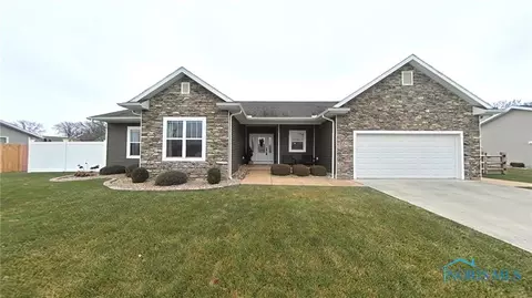 1041 White Birch Dr, Findlay, OH 45840